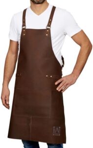 Protect your professional attire with the REDSALT Premium Leather Apron, crafted from 100% Buffalo Leather for durability. Ideal for BBQ, catering, and kitchen use, its dimensions are 84 x 62 cm.
