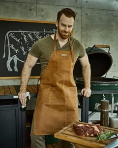 Upgrade your grilling game with the Drakensberg BBQ Apron 'Bob', made of genuine leather in a cognac-brown finish. Adjustable and featuring 3 handy pockets, perfect for men's gifts or professional use.