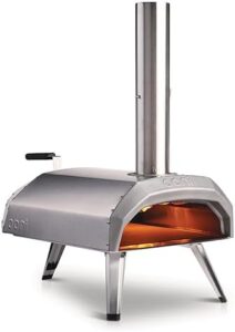 Cook up to 4 pizzas at once with the Ooni Karu 12 multi-fuel outdoor pizza oven. Portable and dual fuel, this wood-fired pizza maker is perfect for outdoor gatherings.