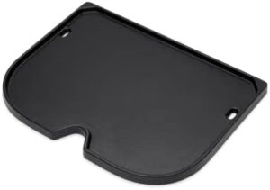 "Perfectly cook eggs, bacon, and more with the Lumin Compact grill plate, featuring porcelain enamelled cast iron construction and ideal dimensions for a variety of dishes. Get cooking now!"