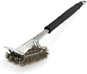 Discover the Farberware 5261925 Barbecue Triple Head Grill Brush, perfect for grilling enthusiasts. Remove food residue and grill marks with its three heads and long handle, ideal for large BBQs and outdoor cooking.
