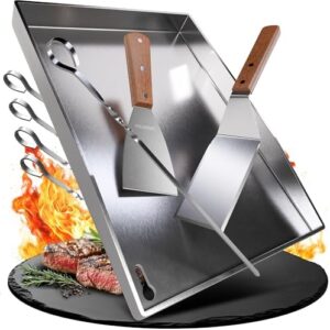 Discover the WILDGÅRD Plancha grill plate, made of thick rust-free stainless steel, perfect for BBQ gas or charcoal grills. Includes 2 spatulas and 5 skewers. Perfect for outdoor cooking.