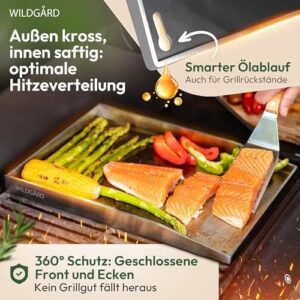 Discover the WILDGÅRD Plancha grill plate, made of thick rust-free stainless steel, perfect for BBQ gas or charcoal grills. Includes 2 spatulas and 5 skewers. Perfect for outdoor cooking.
