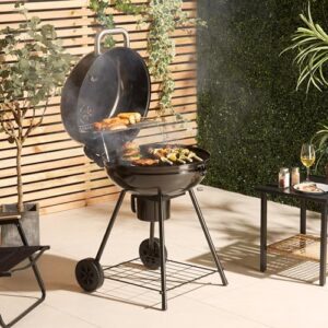 Discover the VonHaus Charcoal BBQ, a portable kettle barbecue with temperature gauge, storage shelf and wheels. Perfect for grilling meat, fish and veggies, featuring a lockable lid and removable ash cup.